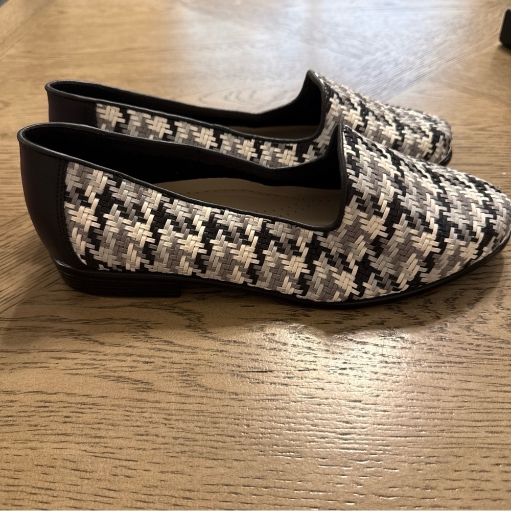 TROTTERS Women's Liz  Loafer